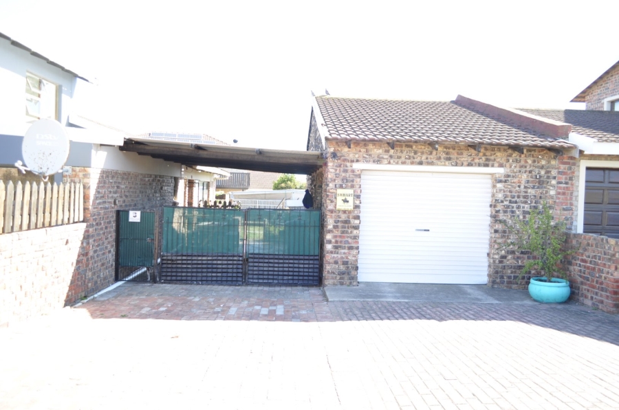 6 Bedroom Property for Sale in Wavecrest Eastern Cape